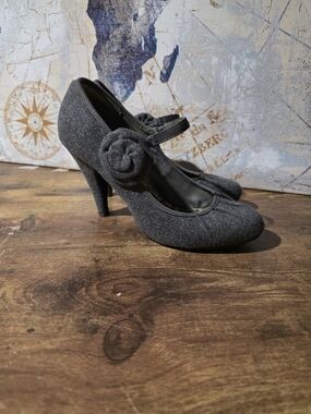Rocket Dog Classic Mary Jane Heels in Dark Gray Felt with Rosette Accent